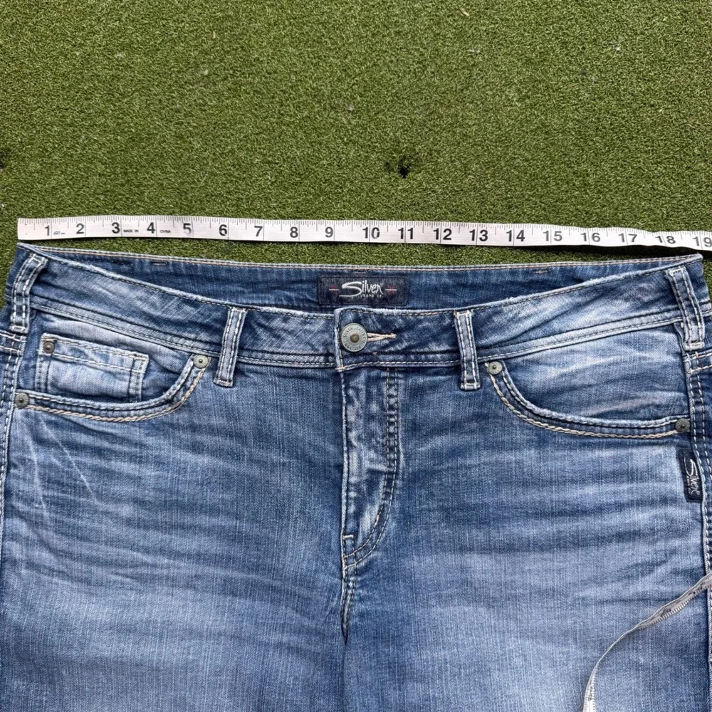 Silver Jeans Co Suki Capri Denim Shorts Medium Wash Distressed Raw Hem Size 16
